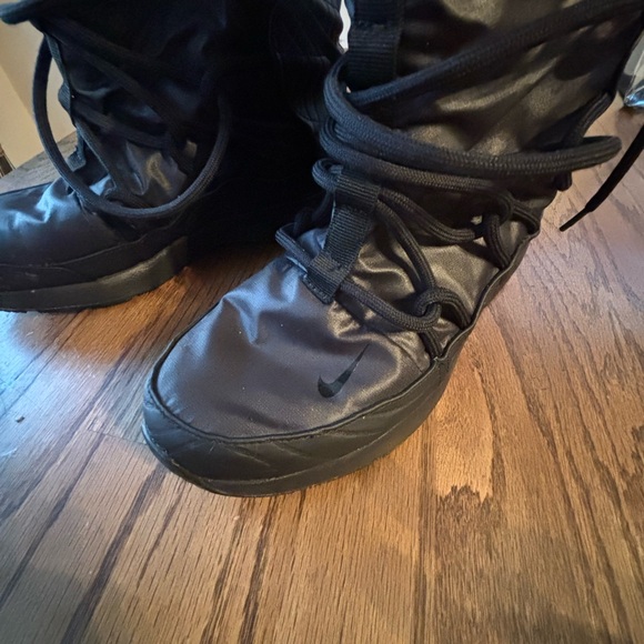 Nike woman’s Tanjum High Rise triple black boots size 9 EUC! - Picture 4 of 6